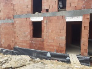 Zdjęcie, na którym widać dom w budowie