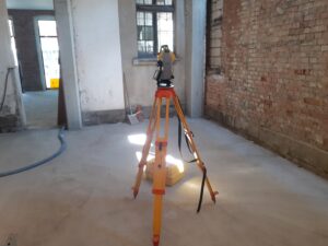 Zdjęcie prezentujące pracę geodety