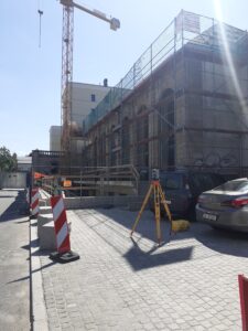 Zdjęcie prezentujące pracę geodety