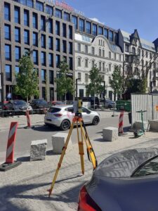 Zdjęcie prezentujące pracę geodety